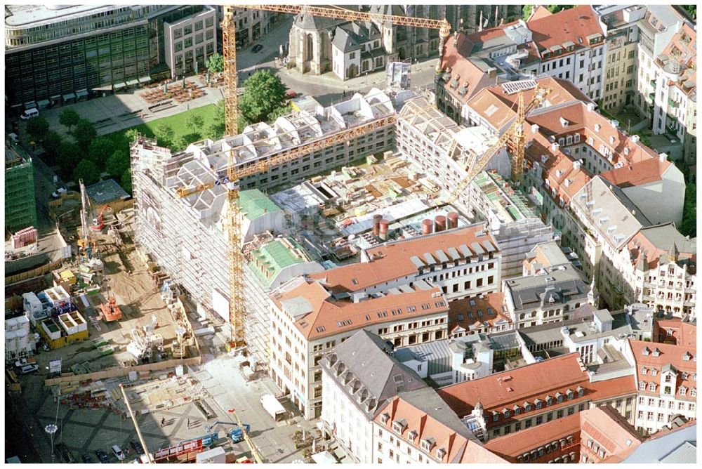 Leipzig from the bird's eye view: 27.05.2002 Leipzig / Sachsen, Blick auf die Baustelle Kaufhaus Bräuninger für den Geschäfts- und Bürokomplex der Unternehmensgruppe Stoffel am Alten Markt, nördlich vom Leipziger Hauptbahnhof