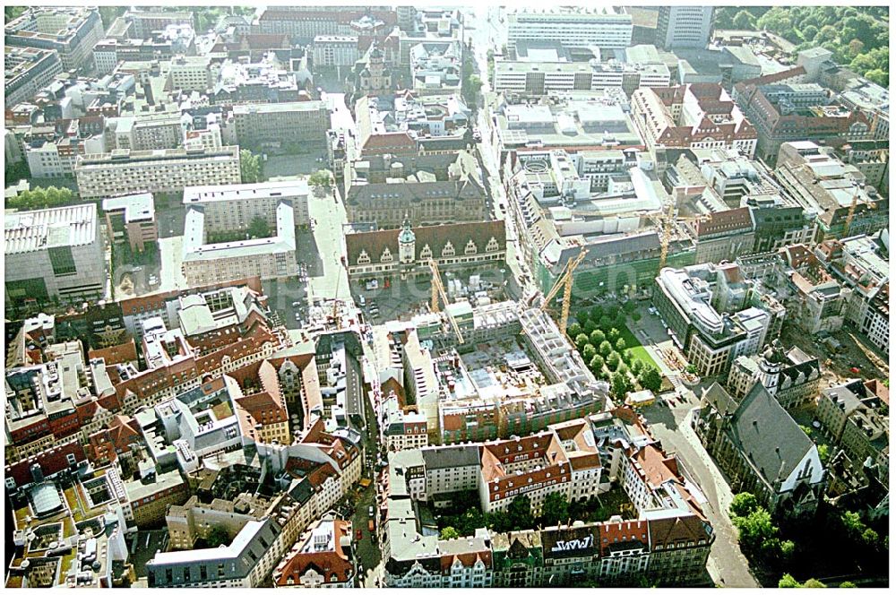 Aerial image Leipzig - 27.05.2002 Leipzig / Sachsen, Blick auf die Baustelle Kaufhaus Bräuninger für den Geschäfts- und Bürokomplex der Unternehmensgruppe Stoffel am Alten Markt, nördlich vom Leipziger Hauptbahnhof