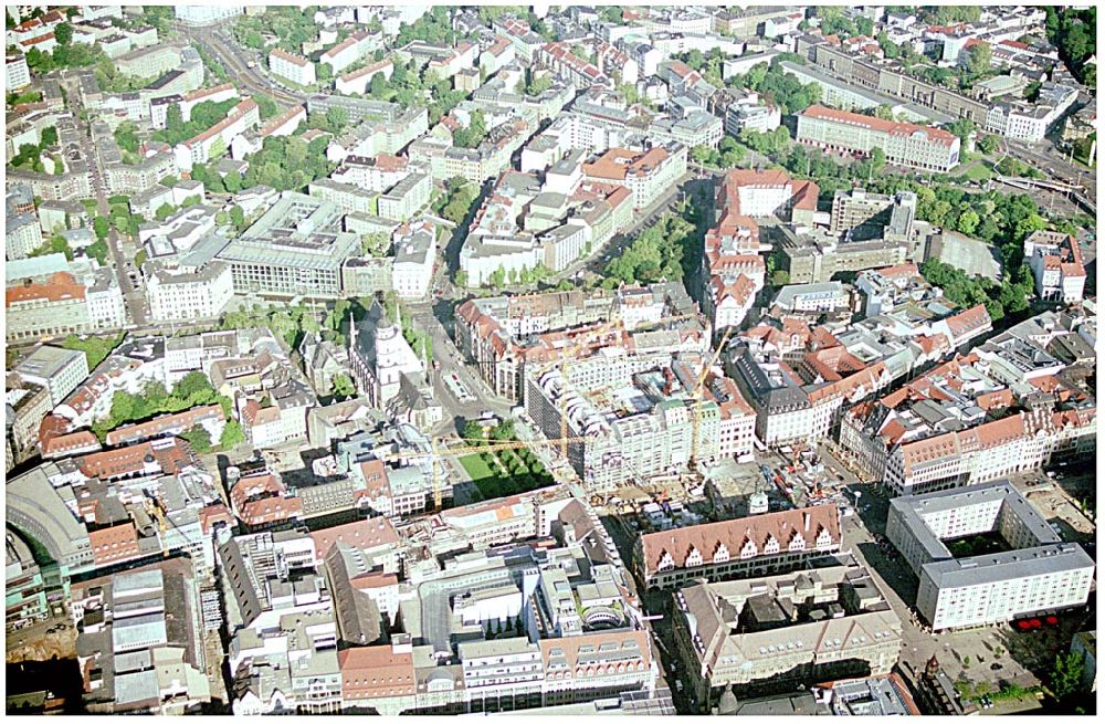 Aerial photograph Leipzig - 27.05.2002 Leipzig / Sachsen, Blick auf die Baustelle Kaufhaus Bräuninger für den Geschäfts- und Bürokomplex der Unternehmensgruppe Stoffel am Alten Markt, nördlich vom Leipziger Hauptbahnhof