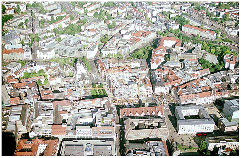 Leipzig from above - 27.05.2002 Leipzig / Sachsen, Blick auf die Baustelle Kaufhaus Bräuninger für den Geschäfts- und Bürokomplex der Unternehmensgruppe Stoffel am Alten Markt, nördlich vom Leipziger Hauptbahnhof