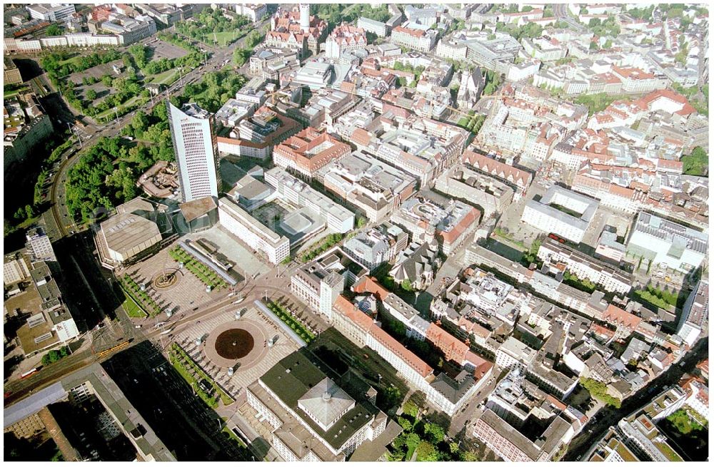 Leipzig from the bird's eye view: 27.05.2002 Leipzig / Sachsen, Blick auf die Baustelle Kaufhaus Bräuninger für den Geschäfts- und Bürokomplex der Unternehmensgruppe Stoffel am Alten Markt, nördlich vom Leipziger Hauptbahnhof