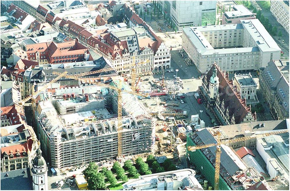 Aerial photograph Leipzig - 27.05.2002 Leipzig / Sachsen, Blick auf die Baustelle Kaufhaus Bräuninger für den Geschäfts- und Bürokomplex der Unternehmensgruppe Stoffel am Alten Markt, nördlich vom Leipziger Hauptbahnhof