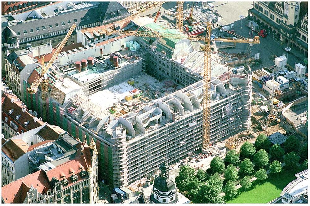 Aerial image Leipzig - 27.05.2002 Leipzig / Sachsen, Blick auf die Baustelle Kaufhaus Bräuninger für den Geschäfts- und Bürokomplex der Unternehmensgruppe Stoffel am Alten Markt, nördlich vom Leipziger Hauptbahnhof