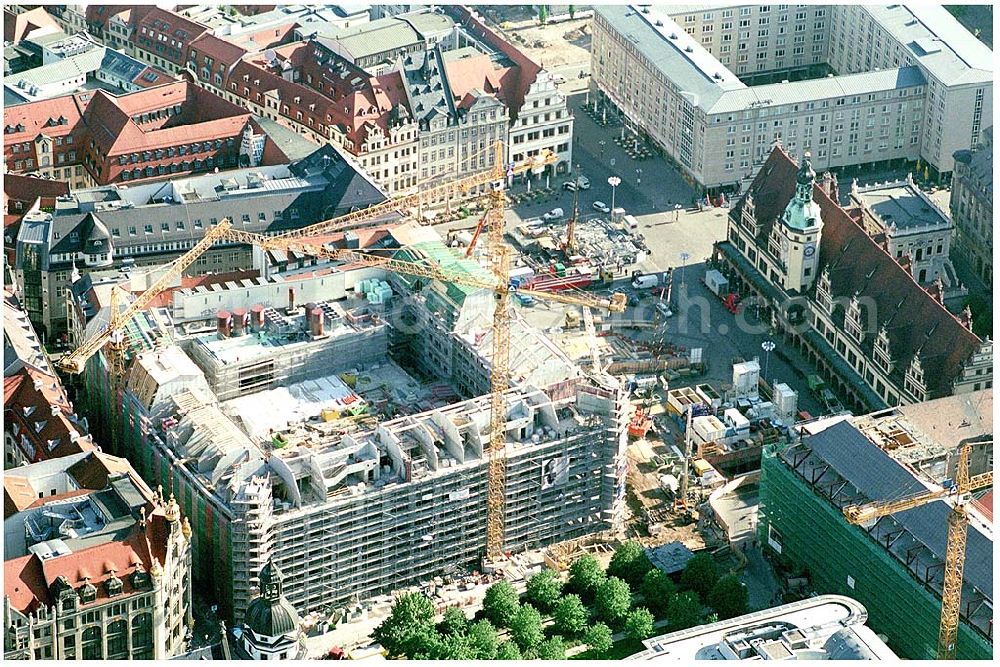 Leipzig from above - 27.05.2002 Leipzig / Sachsen, Blick auf die Baustelle Kaufhaus Bräuninger für den Geschäfts- und Bürokomplex der Unternehmensgruppe Stoffel am Alten Markt, nördlich vom Leipziger Hauptbahnhof