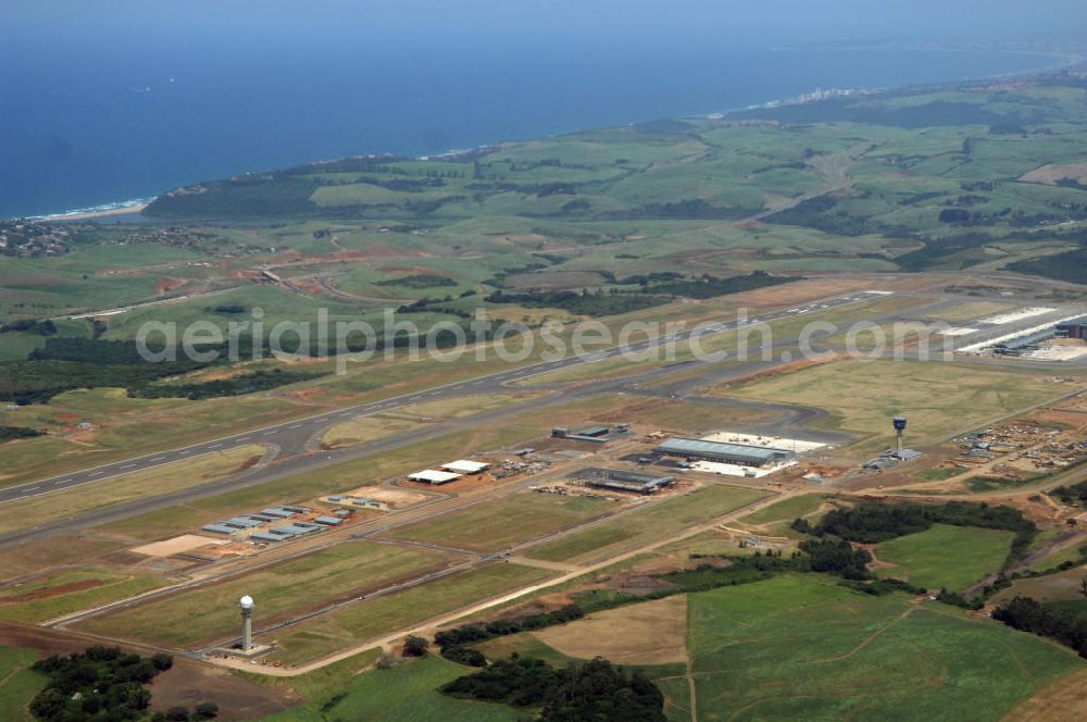 La Mercy from above - Blick auf den neuen King Shaka International Airport, einem in Bau befindlichen Flughafen bei La Mercy, Südafrika. Er wird einen Monat vor Beginn der Fußball-Weltmeisterschaft den Flughafen Durban ersetzen und wurde von Osmond Lange Architects and Planners entworfen. Look at the new King Shaka International Airport, an airport under construction at La Mercy, South Africa. He will replace one months before the start of the World Cup in Durban and the airport was designed by Osmond Lange Architects and Planners.