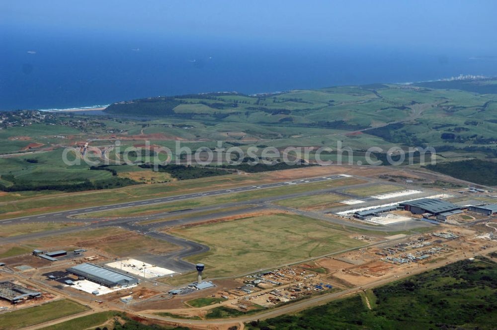 La Mercy from the bird's eye view: Blick auf den neuen King Shaka International Airport, einem in Bau befindlichen Flughafen bei La Mercy, Südafrika. Er wird einen Monat vor Beginn der Fußball-Weltmeisterschaft den Flughafen Durban ersetzen und wurde von Osmond Lange Architects and Planners entworfen. Look at the new King Shaka International Airport, an airport under construction at La Mercy, South Africa. He will replace one months before the start of the World Cup in Durban and the airport was designed by Osmond Lange Architects and Planners.