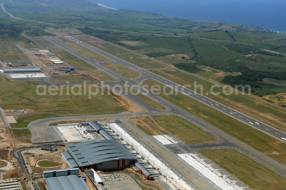 Aerial photograph La Mercy - Blick auf den neuen King Shaka International Airport, einem in Bau befindlichen Flughafen bei La Mercy, Südafrika. Er wird einen Monat vor Beginn der Fußball-Weltmeisterschaft den Flughafen Durban ersetzen und wurde von Osmond Lange Architects and Planners entworfen. Look at the new King Shaka International Airport, an airport under construction at La Mercy, South Africa. He will replace one months before the start of the World Cup in Durban and the airport was designed by Osmond Lange Architects and Planners.