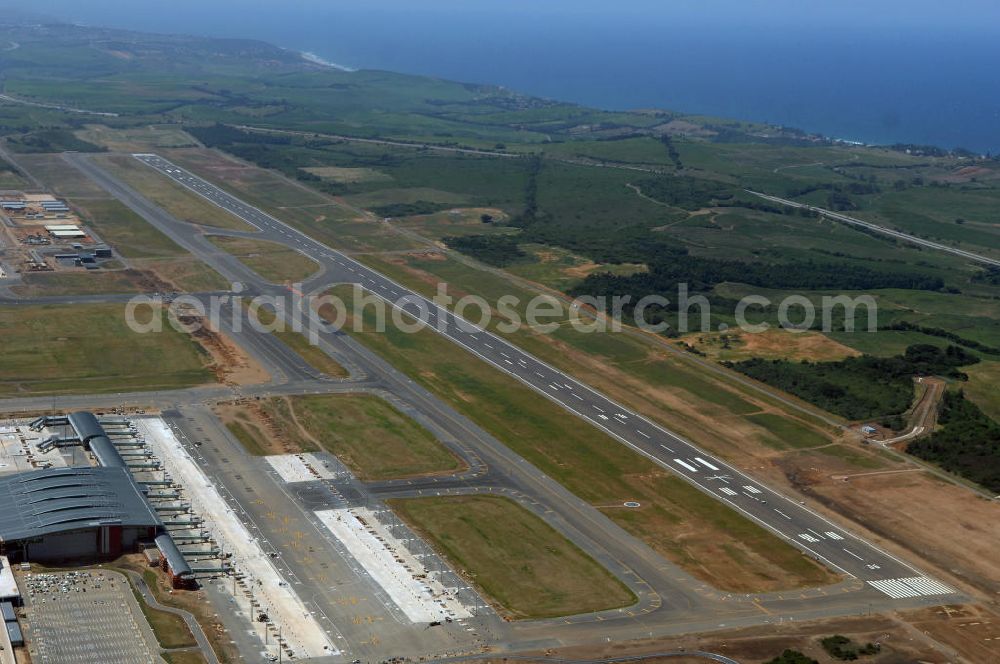 La Mercy from above - Blick auf den neuen King Shaka International Airport, einem in Bau befindlichen Flughafen bei La Mercy, Südafrika. Er wird einen Monat vor Beginn der Fußball-Weltmeisterschaft den Flughafen Durban ersetzen und wurde von Osmond Lange Architects and Planners entworfen. Look at the new King Shaka International Airport, an airport under construction at La Mercy, South Africa. He will replace one months before the start of the World Cup in Durban and the airport was designed by Osmond Lange Architects and Planners.