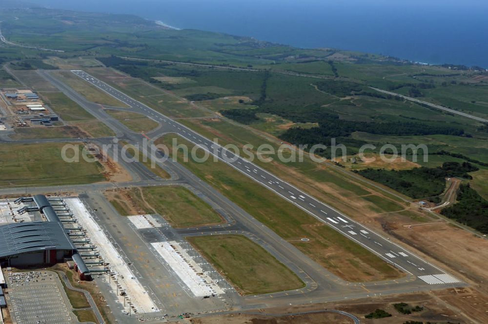 La Mercy from the bird's eye view: Blick auf den neuen King Shaka International Airport, einem in Bau befindlichen Flughafen bei La Mercy, Südafrika. Er wird einen Monat vor Beginn der Fußball-Weltmeisterschaft den Flughafen Durban ersetzen und wurde von Osmond Lange Architects and Planners entworfen. Look at the new King Shaka International Airport, an airport under construction at La Mercy, South Africa. He will replace one months before the start of the World Cup in Durban and the airport was designed by Osmond Lange Architects and Planners.