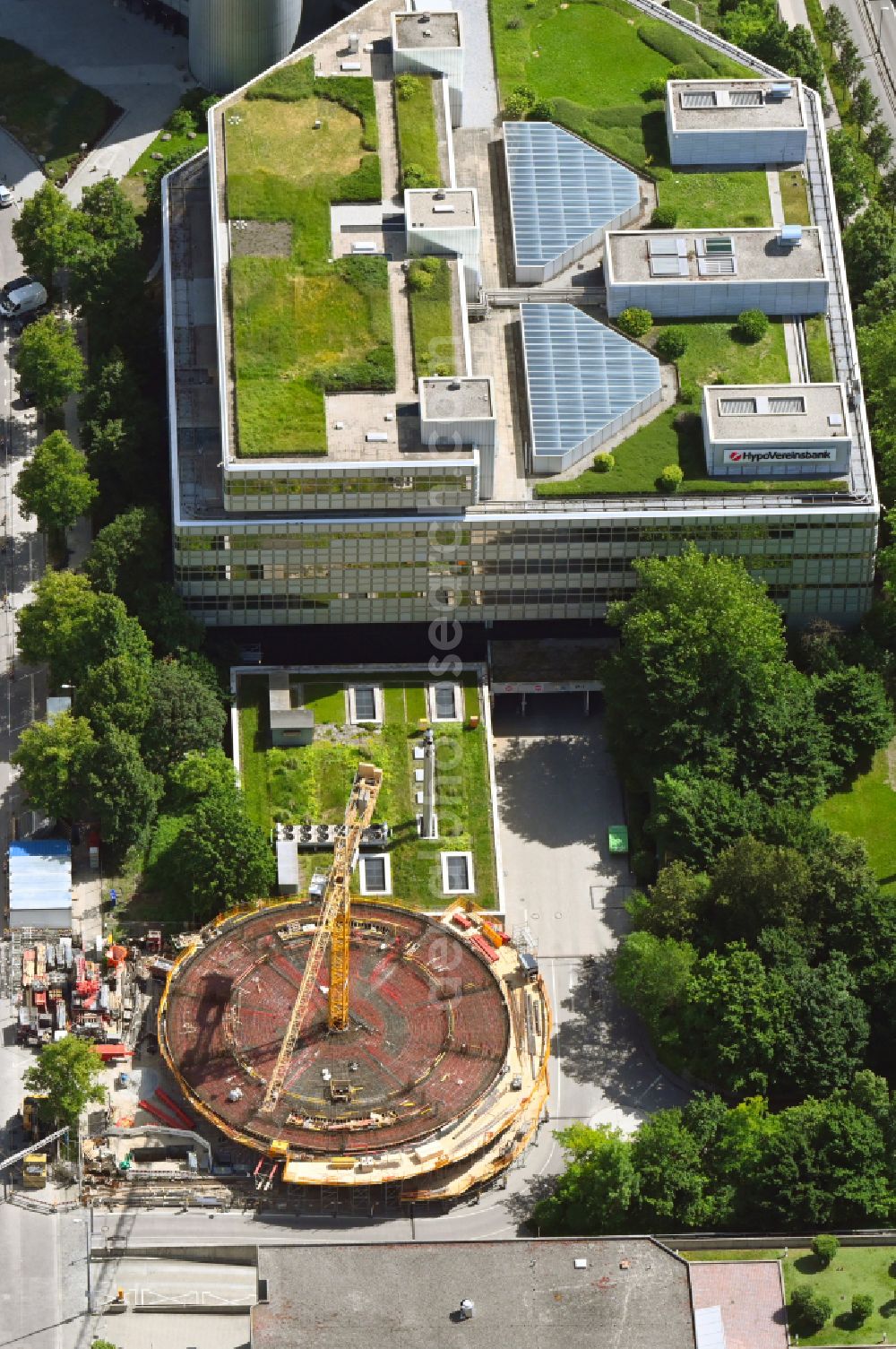 München from the bird's eye view: New construction site for the construction of a kindergarten building and Nursery school als Rundbau on Arabellastrasse corner Salomeweg in the district Bogenhausen in Munich in the state Bavaria, Germany