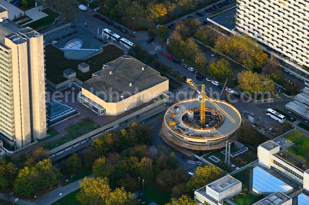 München from the bird's eye view: New construction site for the construction of a kindergarten building and Nursery school als Rundbau on Arabellastrasse corner Salomeweg in the district Bogenhausen in Munich in the state Bavaria, Germany