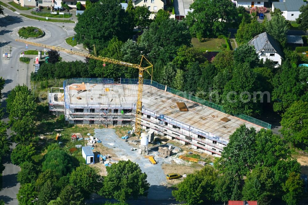 Bernau from the bird's eye view: New construction site for the construction of a kindergarten building and Nursery school Sternekieker on Areal Enzianstrasse - Im Blumenhang - Fliederstrasse in Bernau in the state Brandenburg, Germany