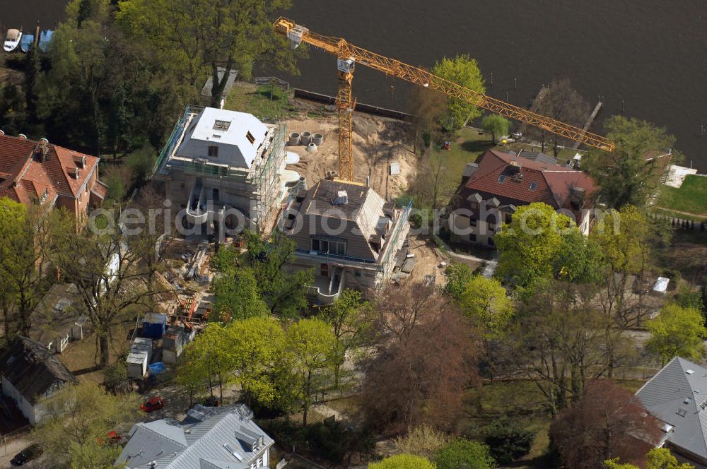 Berlin from the bird's eye view: Blick auf Baustelle Neubau Einfamilienhaus Am Kleinen Wannsee 2 der CONCEPT BAU - PREMIER GmbH, Engeldamm 64b, 10179 Berlin, Tel.: 030.23 12 03 - 0.