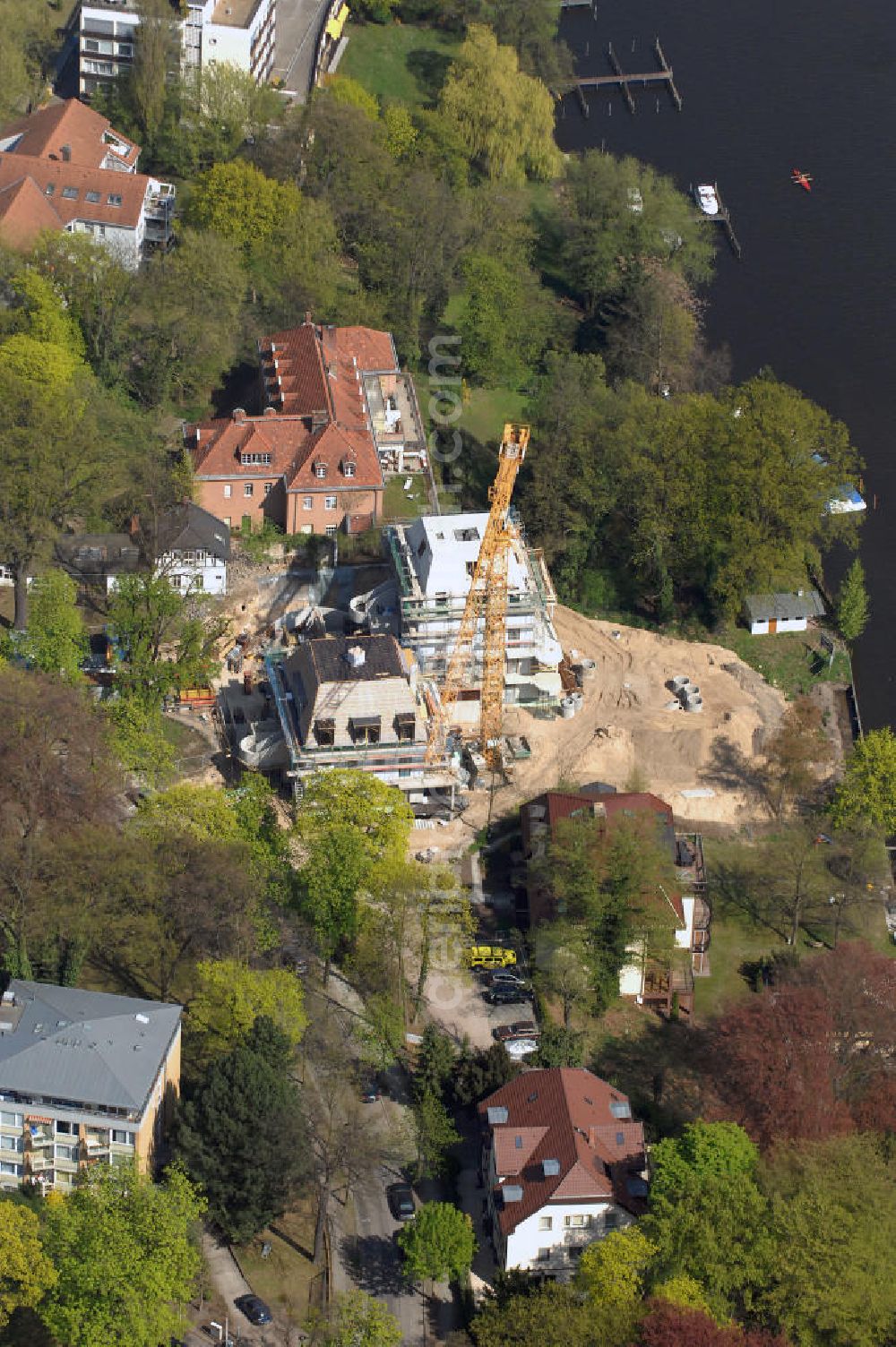 Aerial photograph Berlin - Blick auf Baustelle Neubau Einfamilienhaus Am Kleinen Wannsee 2 der CONCEPT BAU - PREMIER GmbH, Engeldamm 64b, 10179 Berlin, Tel.: 030.23 12 03 - 0.