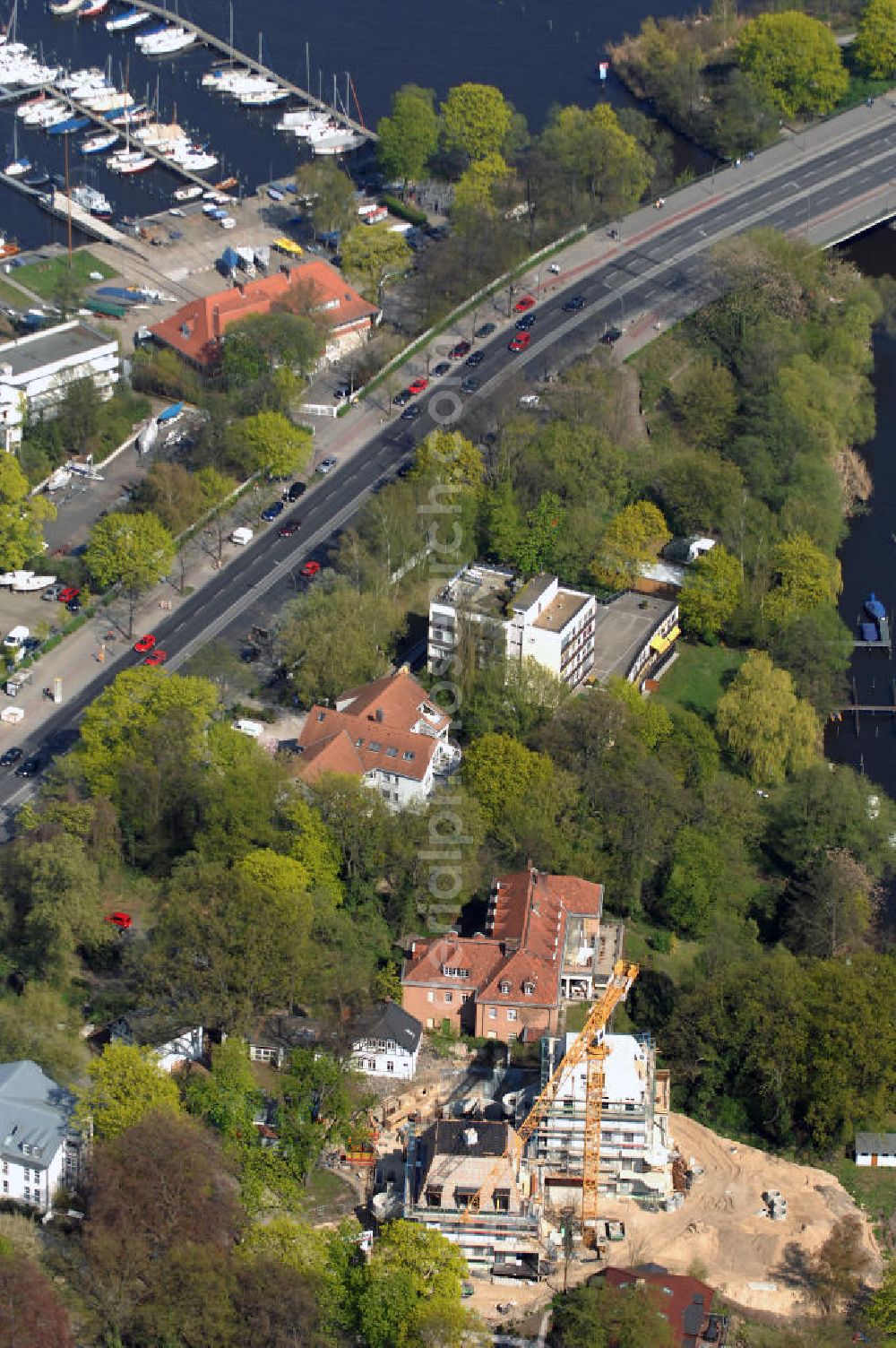 Berlin from above - Blick auf Baustelle Neubau Einfamilienhaus Am Kleinen Wannsee 2 der CONCEPT BAU - PREMIER GmbH, Engeldamm 64b, 10179 Berlin, Tel.: 030.23 12 03 - 0.