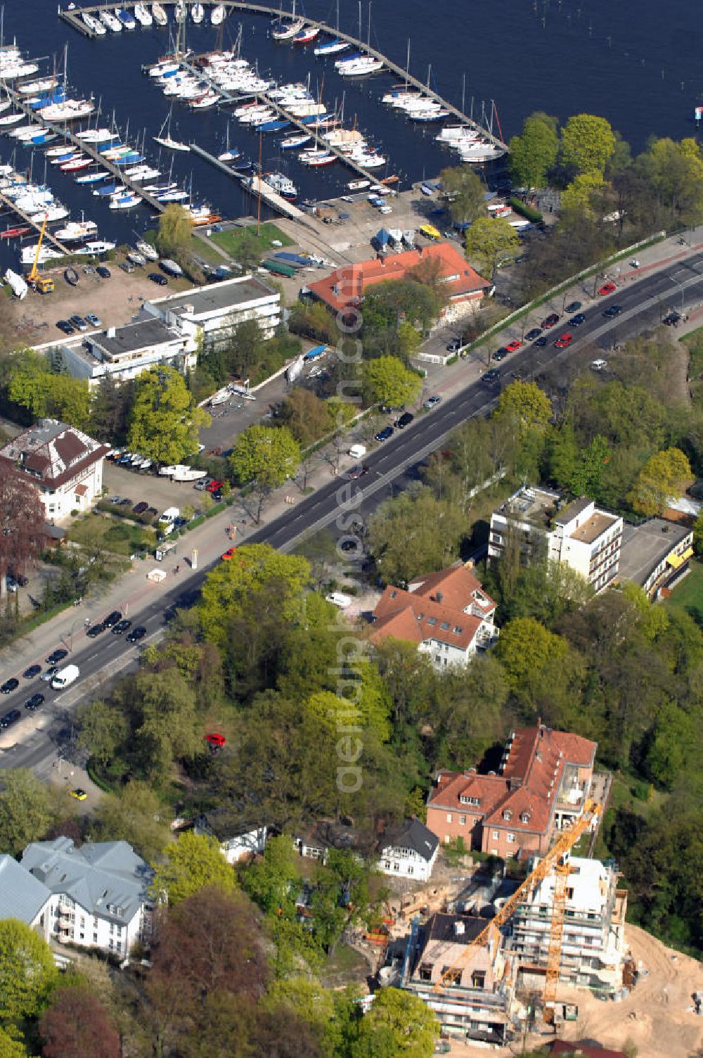 Berlin from the bird's eye view: Blick auf Baustelle Neubau Einfamilienhaus Am Kleinen Wannsee 2 der CONCEPT BAU - PREMIER GmbH, Engeldamm 64b, 10179 Berlin, Tel.: 030.23 12 03 - 0.