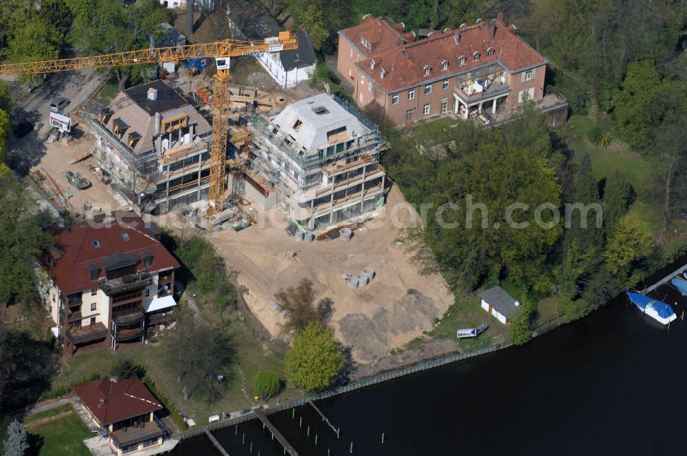 Aerial photograph Berlin - Blick auf Baustelle Neubau Einfamilienhaus Am Kleinen Wannsee 2 der CONCEPT BAU - PREMIER GmbH, Engeldamm 64b, 10179 Berlin, Tel.: 030.23 12 03 - 0.