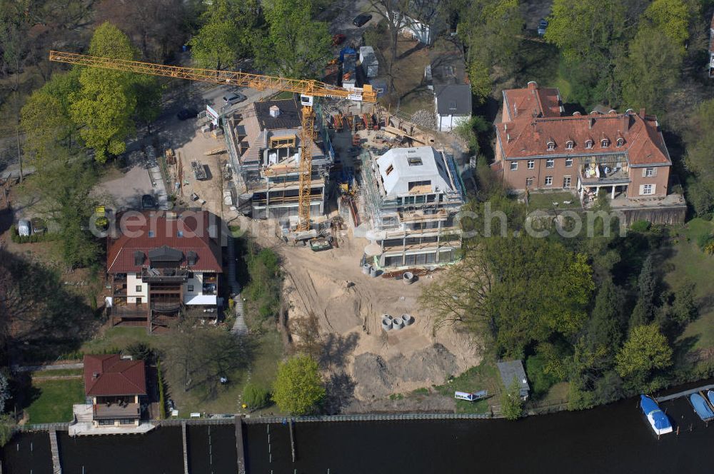 Berlin from above - Blick auf Baustelle Neubau Einfamilienhaus Am Kleinen Wannsee 2 der CONCEPT BAU - PREMIER GmbH, Engeldamm 64b, 10179 Berlin, Tel.: 030.23 12 03 - 0.