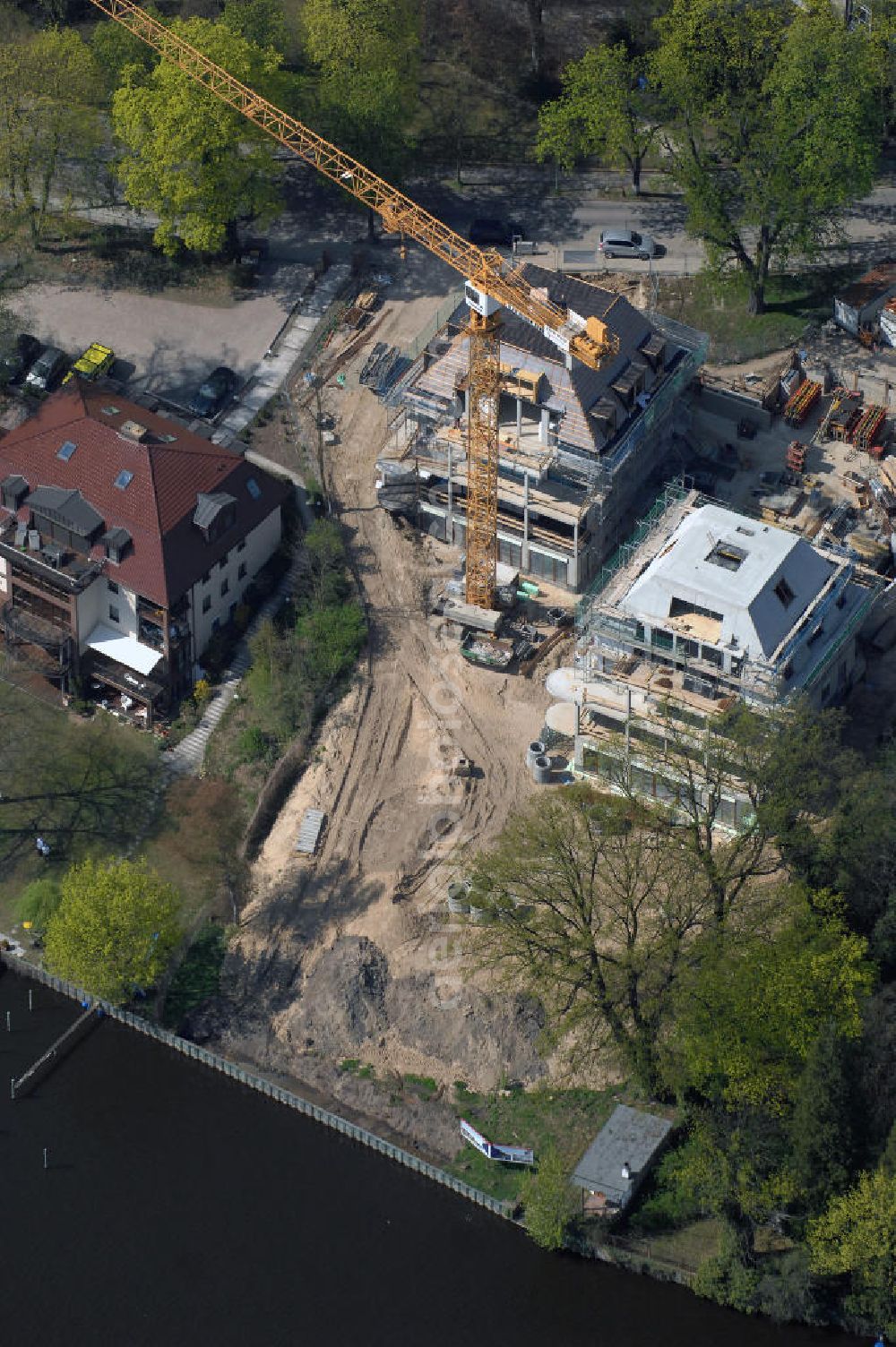 Aerial photograph Berlin - Blick auf Baustelle Neubau Einfamilienhaus Am Kleinen Wannsee 2 der CONCEPT BAU - PREMIER GmbH, Engeldamm 64b, 10179 Berlin, Tel.: 030.23 12 03 - 0.