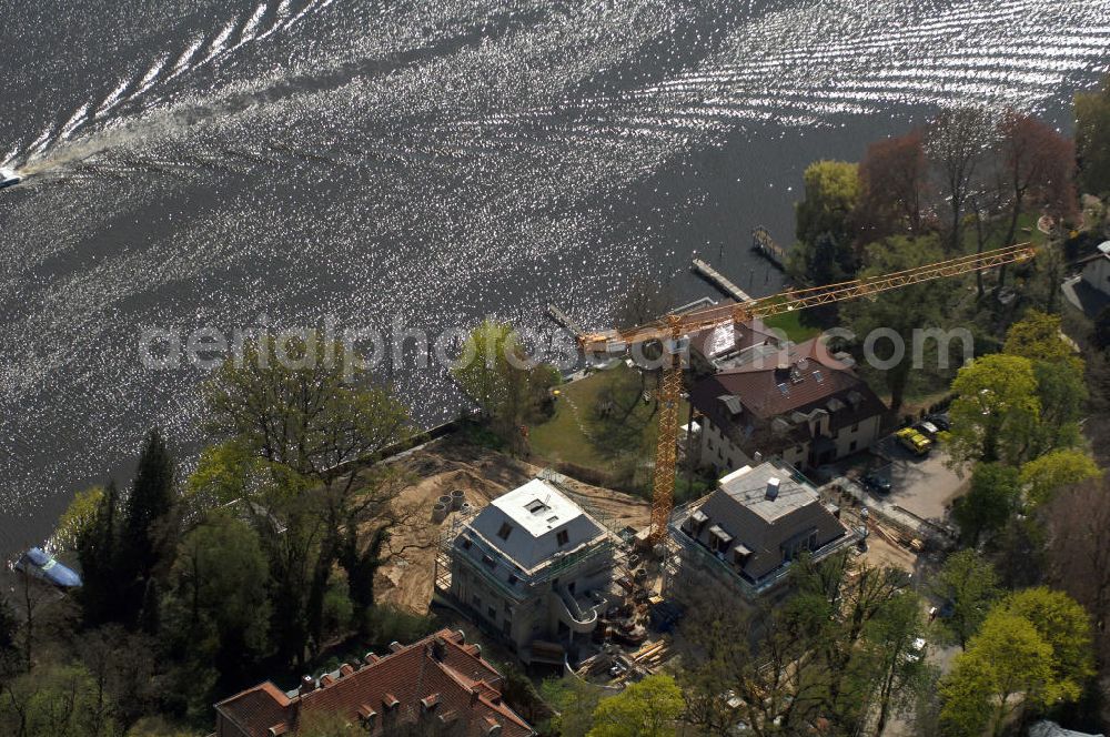 Berlin from above - Blick auf Baustelle Neubau Einfamilienhaus Am Kleinen Wannsee 2 der CONCEPT BAU - PREMIER GmbH, Engeldamm 64b, 10179 Berlin, Tel.: 030.23 12 03 - 0.