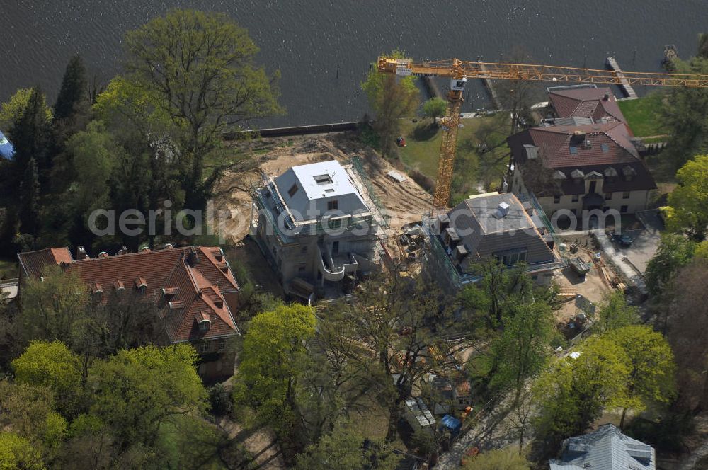 Berlin from the bird's eye view: Blick auf Baustelle Neubau Einfamilienhaus Am Kleinen Wannsee 2 der CONCEPT BAU - PREMIER GmbH, Engeldamm 64b, 10179 Berlin, Tel.: 030.23 12 03 - 0.