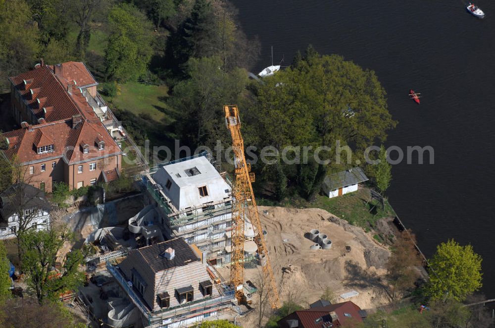 Aerial photograph Berlin - Blick auf Baustelle Neubau Einfamilienhaus Am Kleinen Wannsee 2 der CONCEPT BAU - PREMIER GmbH, Engeldamm 64b, 10179 Berlin, Tel.: 030.23 12 03 - 0.