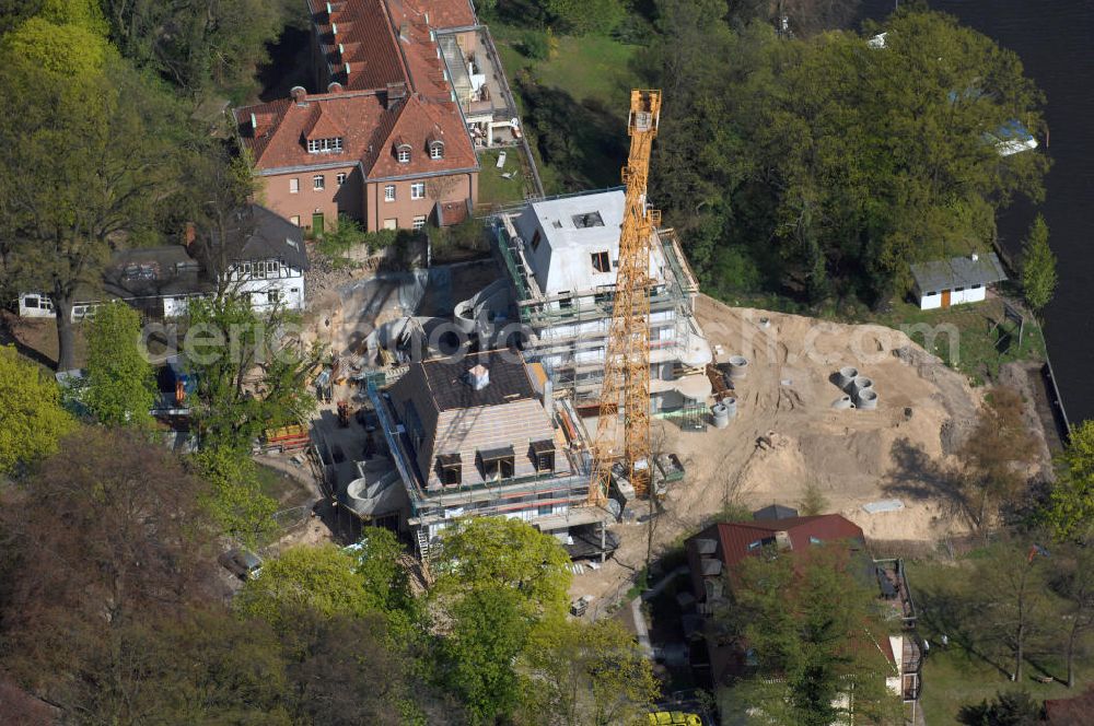 Berlin from above - Blick auf Baustelle Neubau Einfamilienhaus Am Kleinen Wannsee 2 der CONCEPT BAU - PREMIER GmbH, Engeldamm 64b, 10179 Berlin, Tel.: 030.23 12 03 - 0.