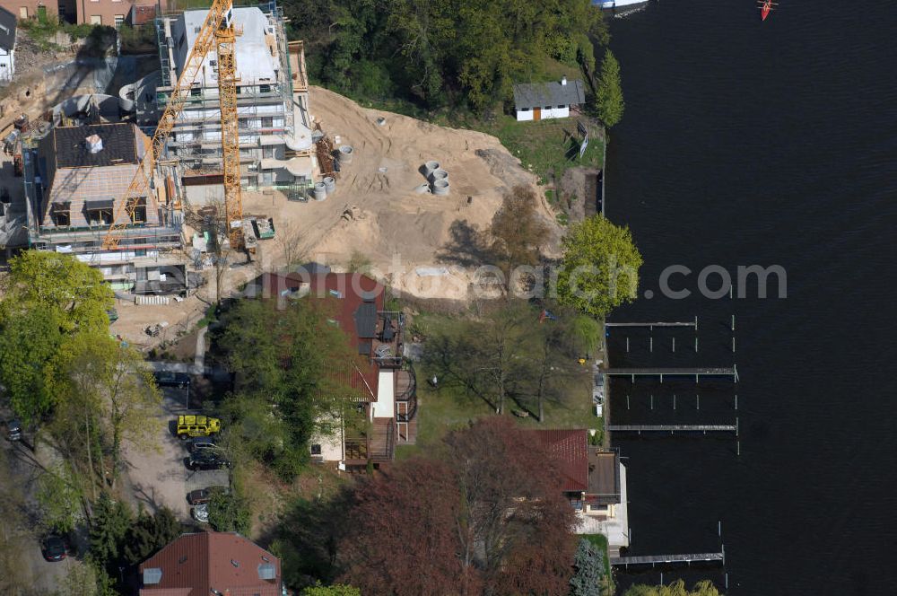 Berlin from the bird's eye view: Blick auf Baustelle Neubau Einfamilienhaus Am Kleinen Wannsee 2 der CONCEPT BAU - PREMIER GmbH, Engeldamm 64b, 10179 Berlin, Tel.: 030.23 12 03 - 0.