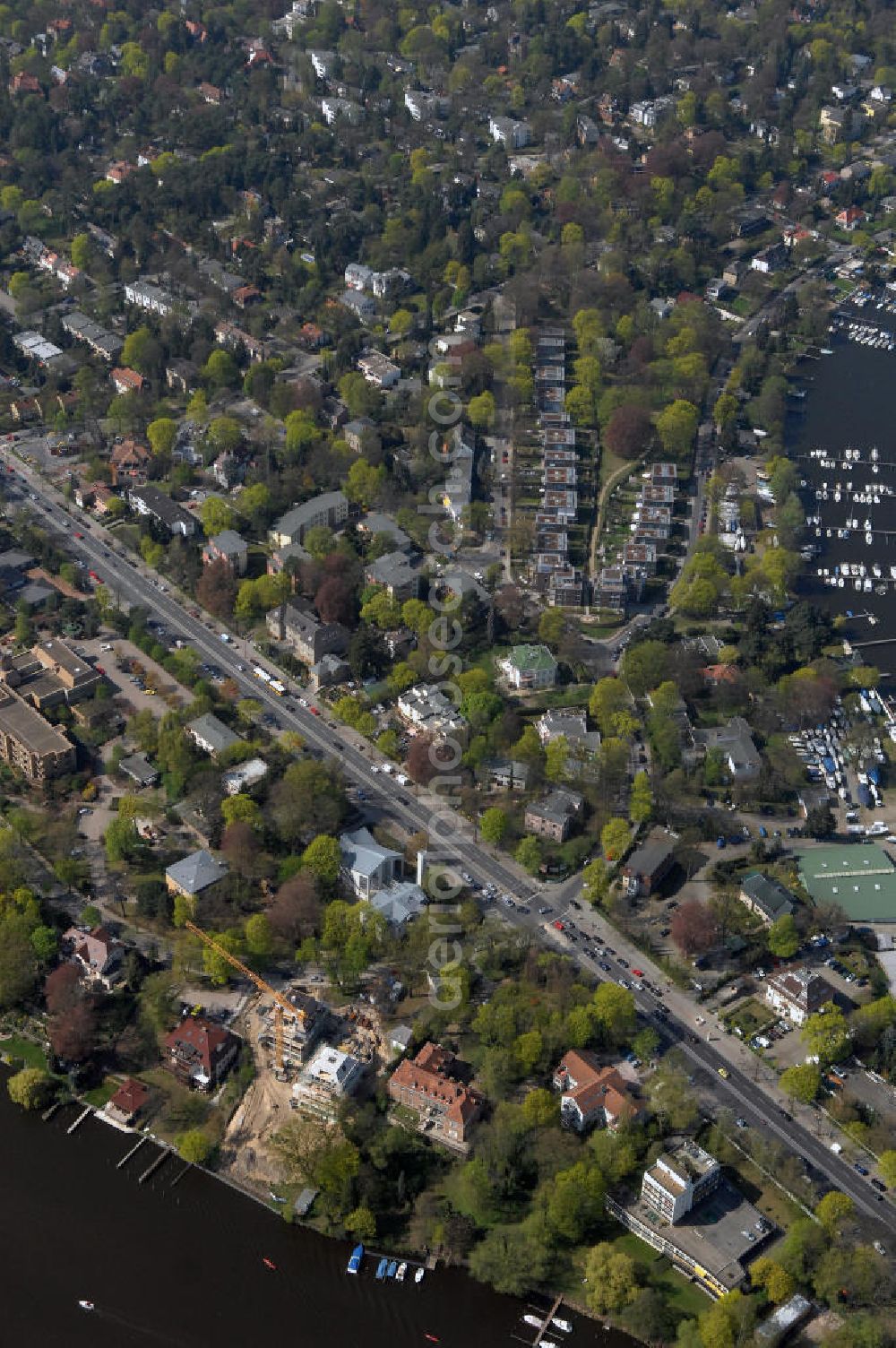 Berlin from the bird's eye view: Blick auf Baustelle Neubau Einfamilienhaus Am Kleinen Wannsee 2 der CONCEPT BAU - PREMIER GmbH, Engeldamm 64b, 10179 Berlin, Tel.: 030.23 12 03 - 0.