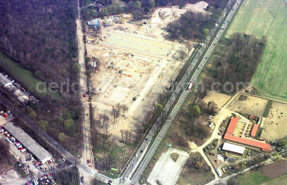 Hoppegarten / Brandenburg from the bird's eye view: Baustelle des KÖLLE Pflanzenmarktes auf dem beräumten Gelände des ehem. DDR-Staatszirkus an der B1 in Hoppegarten / Brandenburg am östlichen Berliner Ring.