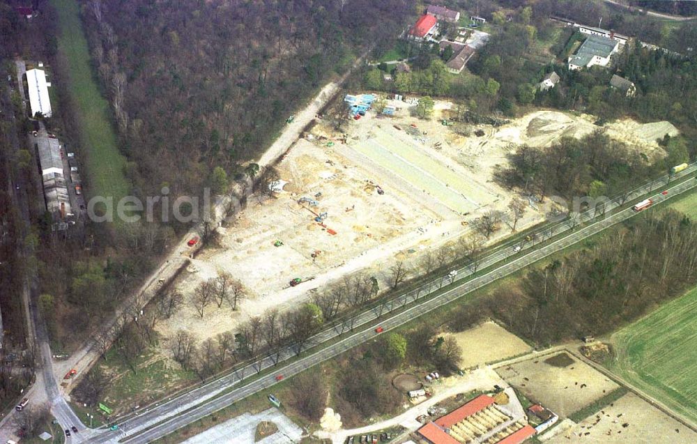 Aerial image Hoppegarten / Brandenburg - Baustelle des KÖLLE Pflanzenmarktes auf dem beräumten Gelände des ehem. DDR-Staatszirkus an der B1 in Hoppegarten / Brandenburg am östlichen Berliner Ring. 09.04.2002