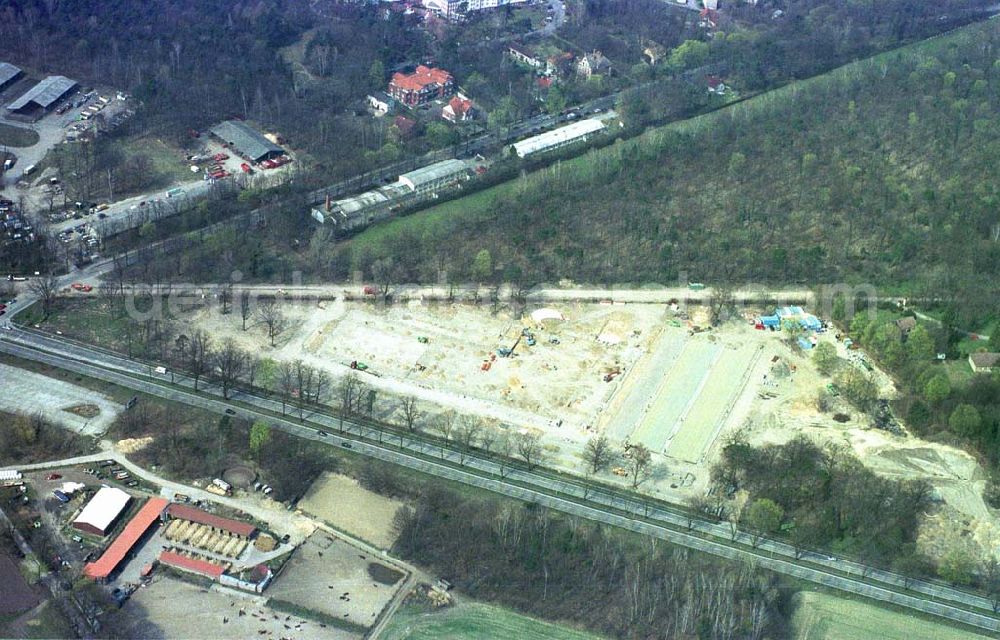 Aerial image Hoppegarten / Brandenburg - Baustelle des KÖLLE Pflanzenmarktes auf dem beräumten Gelände des ehem. DDR-Staatszirkus an der B1 in Hoppegarten / Brandenburg am östlichen Berliner Ring. 09.04.2002