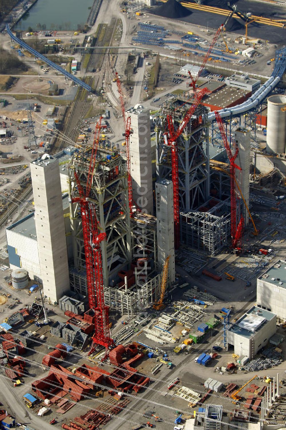 Hamm from the bird's eye view: Kraftwerk / Kohlekraftwerk Westfalen im Stadtteil Hamm-Uentrop mit dem ehemaligen Kernkraftwerk KKW / AKW THTR-300 in Nordrhein-Westfalen NRW. Powerhouse / coal power station in the district Hamm-Uentrop with the former nuclear power station NPS / atomic plant THTR-300 in North Rhine-Westphalia.