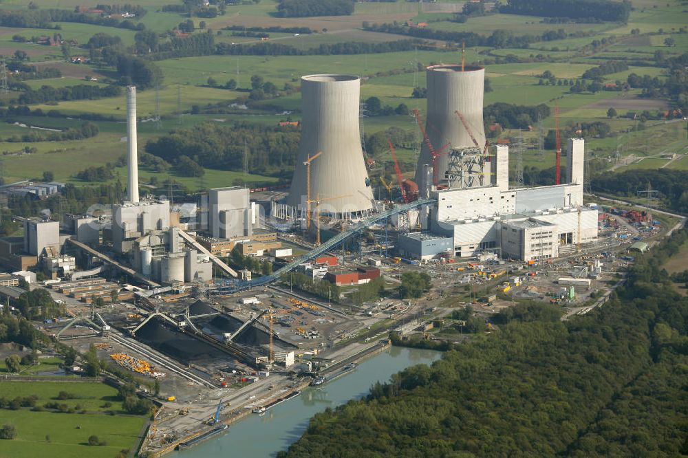 Hamm from the bird's eye view: Baustelle am Kraftwerk / Kohlekraftwerk Westfalen im Stadtteil Hamm-Uentrop mit dem ehemaligen Kernkraftwerk KKW / AKW THTR-300 in Nordrhein-Westfalen NRW. Construction site at the powerhouse / coal power station in the district Hamm-Uentrop with the former nuclear power station NPS / atomic plant THTR-300 in North Rhine-Westphalia.