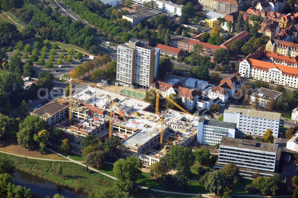 Hannover from the bird's eye view: Baustelle vom Neubau eines komplett neuen Krankenhaus auf dem Geländer vom Klinikum Siloah in Hannover Linden-Süd in Niedersachsen. In dem neugebauten Krankenhaus werden die Kliniken Oststadt-Heidehaus und Siloah zusammengelegt. Bauherr ist die Klinikum Region Hannover GmbH. Entwurfen wurde das Krankenhaus durch die San der Hofrichter Architekten. Ausführendes Bauunternehmen ist die HOCHTIEF Solutions AG.