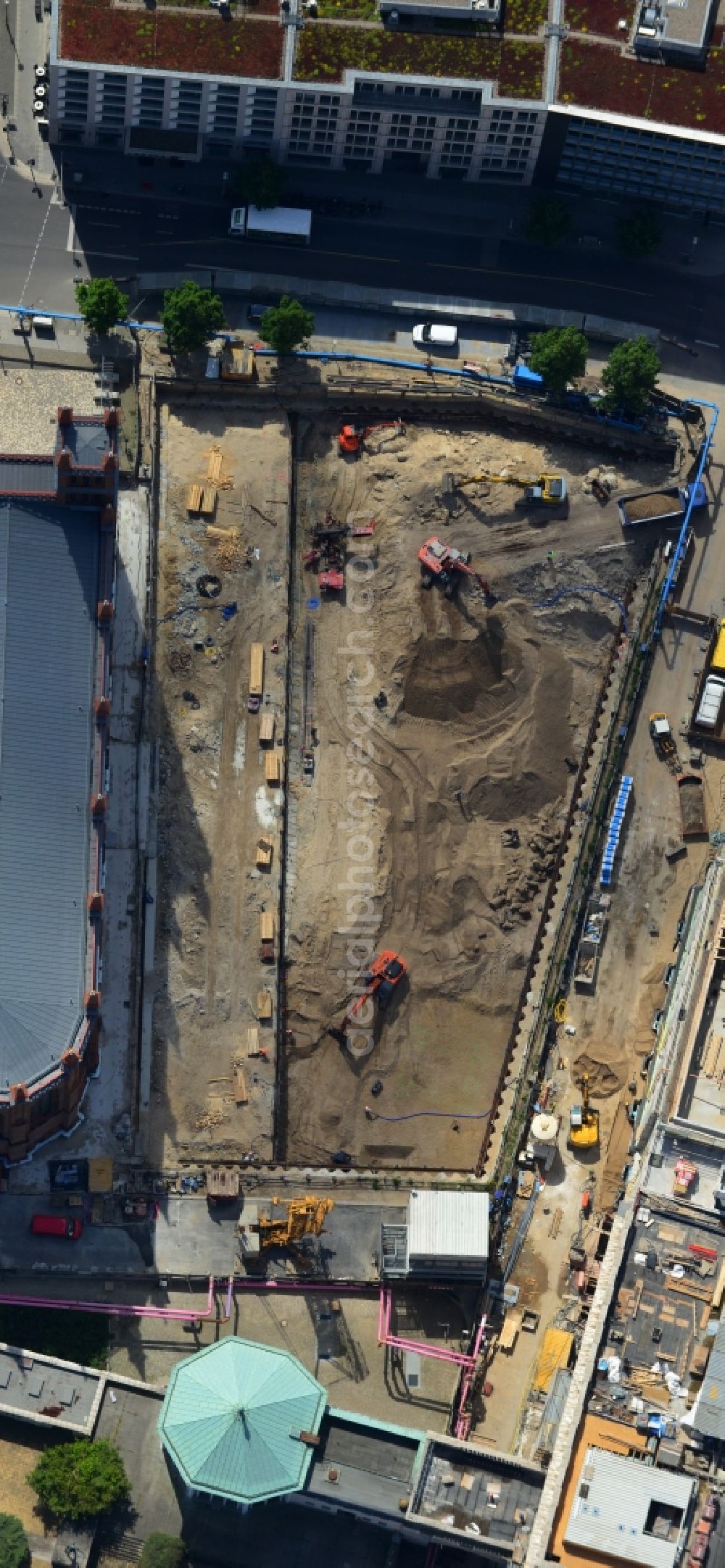 Aerial photograph Berlin - View of construction site of the Kronprinzengaerten in Berlin-Mitte. On the area at the Friedrichswerder Church and the Oberwallstreet created an exclusive building complex of luxury apartments. This new project is implemented by the Bauwert Investment Group