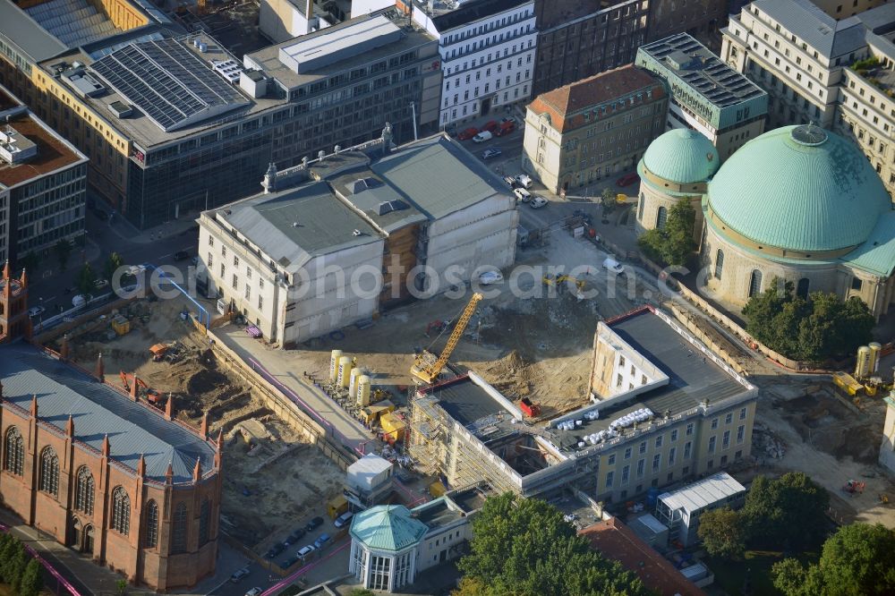 Aerial photograph Berlin - View of construction site of the Kronprinzengärten in Berlin-Mitte. On the area between the Federal Foreign Office, the Kronprinzenpalais, the Friedrichswerder Church and the Oberwallstreet created an exclusive building complex of luxury apartments. This new project is implemented by the Bauwert Investment Group