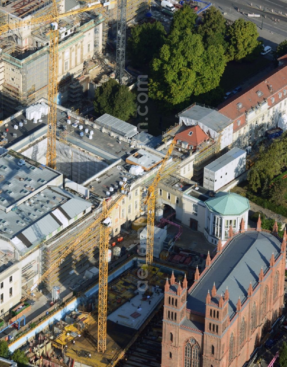 Aerial photograph Berlin - View of construction site of the Kronprinzengärten in Berlin-Mitte. On the area between the Federal Foreign Office, the Kronprinzenpalais, the Friedrichswerder Church and the Oberwallstreet created an exclusive building complex of luxury apartments. This new project is implemented by the Bauwert Investment Group