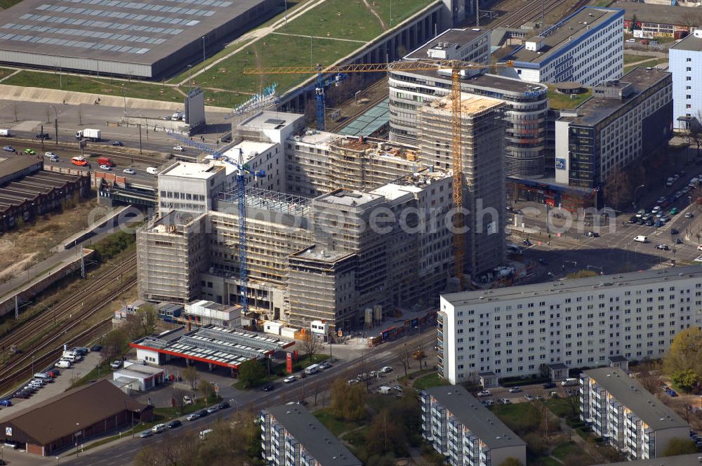 Aerial image Berlin - Berlins größte Bauruine, die bis zu zwölf Stockwerke hohen „Landsberger Arkaden, dem künftigen Hotel Andels Berlin“ an der Landsberger Allee, sollen fertiggebaut und zum Konferenz- und Entertainment-Hotel mit 500 Zimmern werden. Für das Vier-Sterne-Haus ist auch schon ein Betreiber im Gespräch. In zwei Jahren könnte das Gebäude fertiggestellt seUBM Realitätenentwicklung AG Wien +4350 6261471 ubm@at, WARIMPEX Finanz- u. Beteiligungsgesellschaft AG +43 13105500 office@warimpex.com, geplante Betreiber: Vienna International Dresdner Str. 87 in A-1200 Wien Frau Scheiring presse@vi-hotel.com