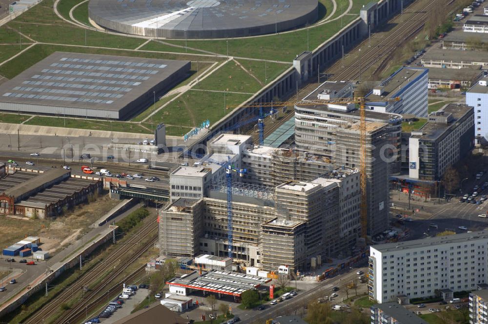 Aerial photograph Berlin - Berlins größte Bauruine, die bis zu zwölf Stockwerke hohen „Landsberger Arkaden, dem künftigen Hotel Andels Berlin“ an der Landsberger Allee, sollen fertiggebaut und zum Konferenz- und Entertainment-Hotel mit 500 Zimmern werden. Für das Vier-Sterne-Haus ist auch schon ein Betreiber im Gespräch. In zwei Jahren könnte das Gebäude fertiggestellt seUBM Realitätenentwicklung AG Wien +4350 6261471 ubm@at, WARIMPEX Finanz- u. Beteiligungsgesellschaft AG +43 13105500 office@warimpex.com, geplante Betreiber: Vienna International Dresdner Str. 87 in A-1200 Wien Frau Scheiring presse@vi-hotel.com