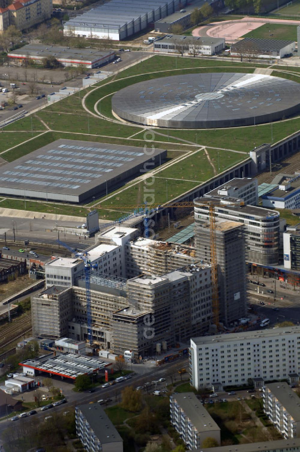 Berlin from the bird's eye view: Berlins größte Bauruine, die bis zu zwölf Stockwerke hohen „Landsberger Arkaden, dem künftigen Hotel Andels Berlin“ an der Landsberger Allee, sollen fertiggebaut und zum Konferenz- und Entertainment-Hotel mit 500 Zimmern werden. Für das Vier-Sterne-Haus ist auch schon ein Betreiber im Gespräch. In zwei Jahren könnte das Gebäude fertiggestellt seUBM Realitätenentwicklung AG Wien +4350 6261471 ubm@at, WARIMPEX Finanz- u. Beteiligungsgesellschaft AG +43 13105500 office@warimpex.com, geplante Betreiber: Vienna International Dresdner Str. 87 in A-1200 Wien Frau Scheiring presse@vi-hotel.com