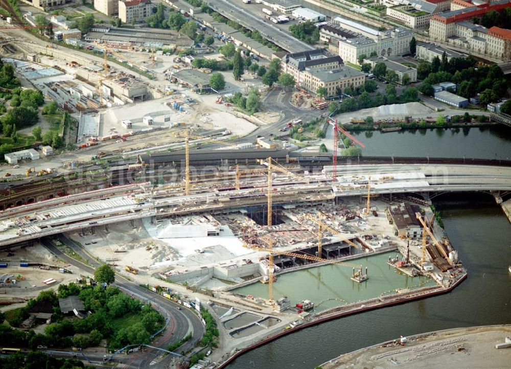 Berlin - Tiergarten / Mitte from the bird's eye view: Baustelle am Lehrter Bahnhof auf dem Spreebogen.