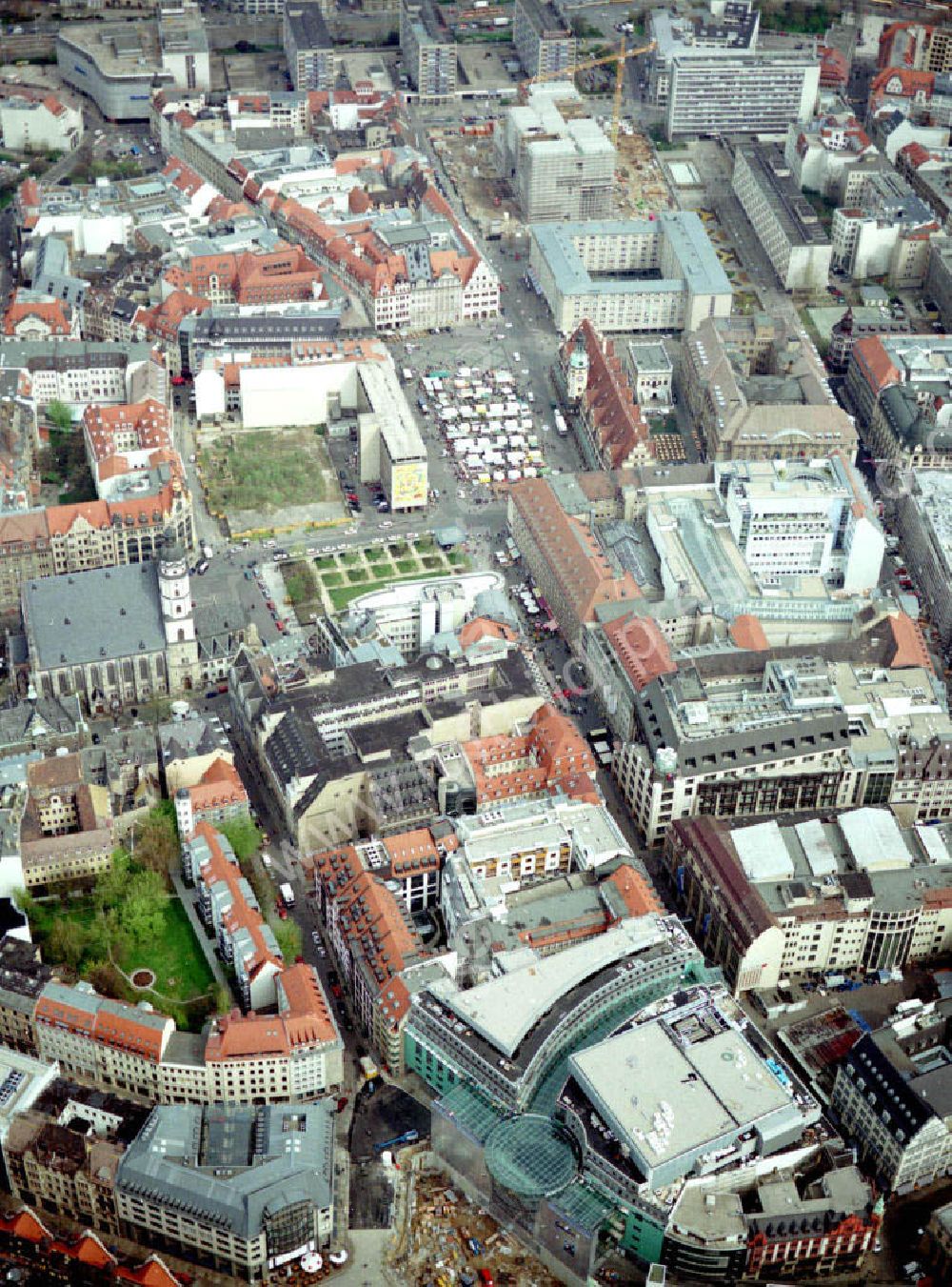 Leipzig / Sachsen from above - Baustelle am Leipziger Marktplatz mit dem neuen Einkaufszentrum Petersbogen. Architekten sind die HPP Hentrich-Petschnigg & Partner KG.