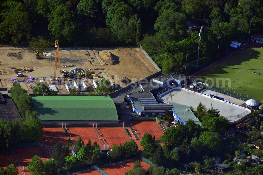 Aerial image Berlin - In Lankwitz district of Berlin is currently being created at the Leonor street, near the municipal swimming pool Lankwitz, the rink-Lankwitz and tennis courts from the Tennis Club Blue-Gold Steglitz, the condominium Leonor gardens. On site, townhouses built by the INTER HOMES AG