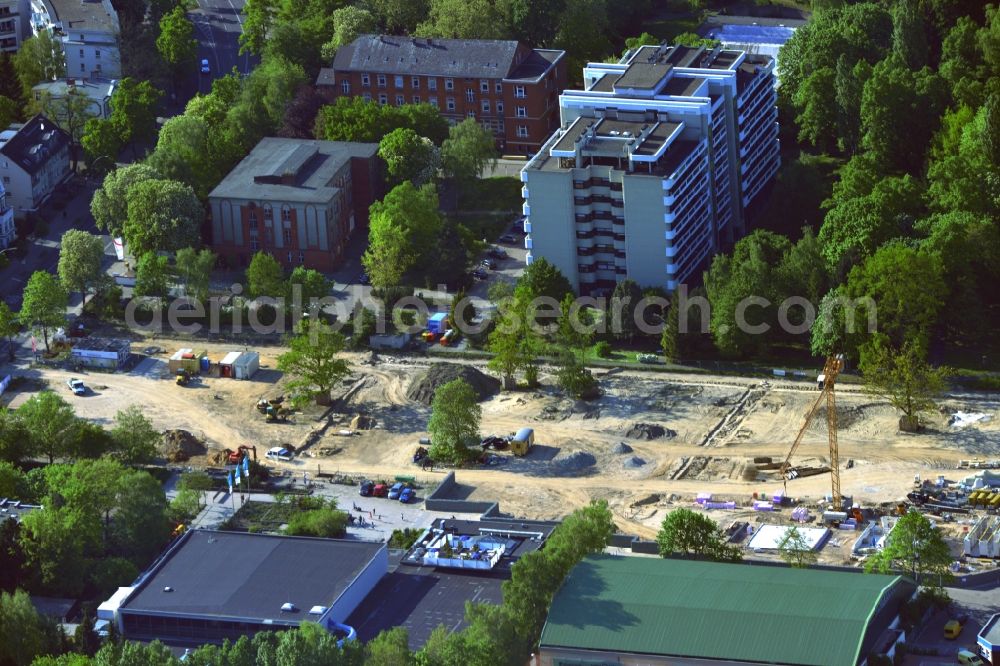 Aerial photograph Berlin - In Lankwitz district of Berlin is currently being created at the Leonor street, near the municipal swimming pool Lankwitz, the rink-Lankwitz and tennis courts from the Tennis Club Blue-Gold Steglitz, the condominium Leonor gardens. On site, townhouses built by the INTER HOMES AG