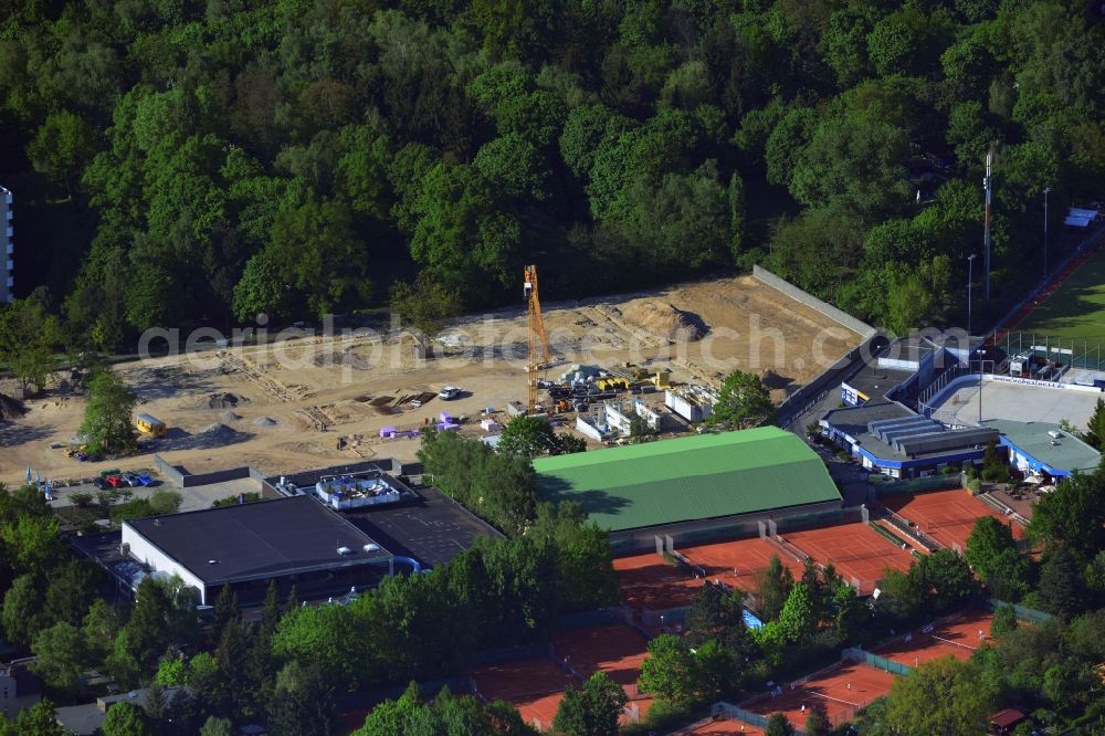 Berlin from above - In Lankwitz district of Berlin is currently being created at the Leonor street, near the municipal swimming pool Lankwitz, the rink-Lankwitz and tennis courts from the Tennis Club Blue-Gold Steglitz, the condominium Leonor gardens. On site, townhouses built by the INTER HOMES AG