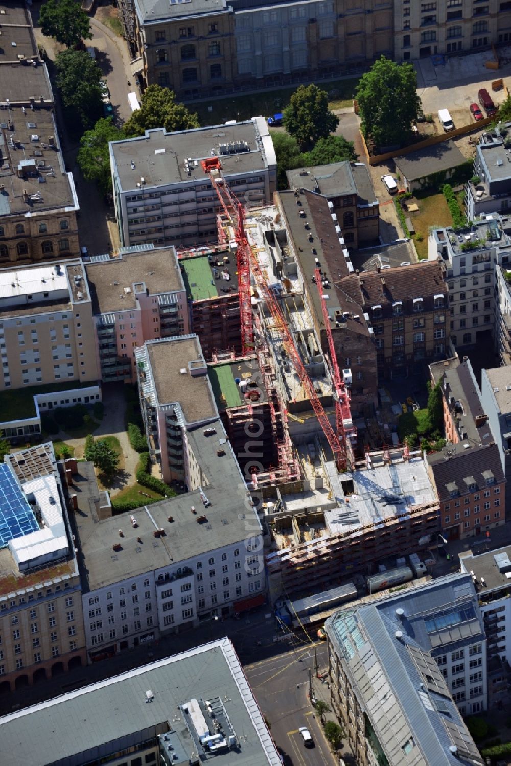 Berlin from the bird's eye view: In the Chaussee street in the Mitte district of Berlin currently being built, Peach Property Group AG according to designs by the architect Annette Axthelm the luxury residential project Living108. Emergence are here small apartments and penthouses