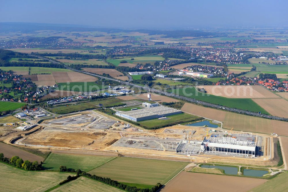 Bantorf from above - Neubau-Baustelle vom Logistikzentrum Kaufland im Gewerbegebiet Bantorf-Nord. Construction site of the new build Kaufland logistics centre in the business park Bandorf-Nord.