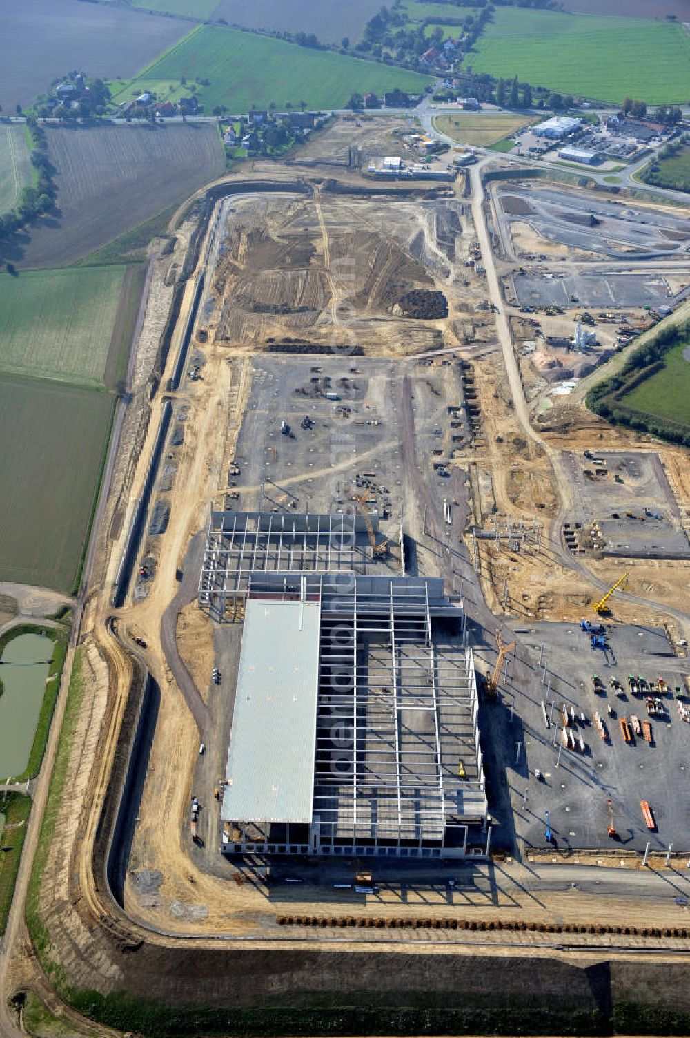 Aerial photograph Bantorf - Neubau-Baustelle vom Logistikzentrum Kaufland im Gewerbegebiet Bantorf-Nord. Construction site of the new build Kaufland logistics centre in the business park Bandorf-Nord.