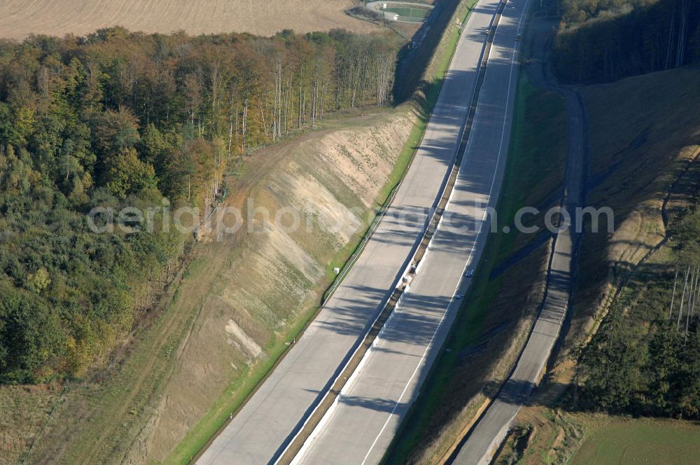 Madelungen from above - Blick auf die Baustelle der A4 im Madelunger Forst. Für die Autobahn wurden in diesem Buchen-Wald ca. 12 Hektar Bäume abgeholzt. Der Neubau ist Teil des Projekt Nordverlegung / Umfahrung Hörselberge der Autobahn E40 / A4 in Thüringen bei Eisenach. Durchgeführt werden die im Zuge dieses Projektes notwendigen Arbeiten unter an derem von den Mitarbeitern der Niederlassung Weimar der EUROVIA Verkehrsbau Union sowie der Niederlassungen Abbruch und Erdbau, Betonstraßenbau, Ingenieurbau und TECO Schallschutz der EUROVIA Beton sowie der DEGES.